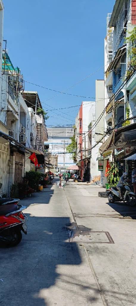 NHÀ 1/ - NGAY TÊN LỬA - 2 TẦNG - 53 M2 - HẺM 8M THÔNG -CHỦ TẶNG NỘI THẤT