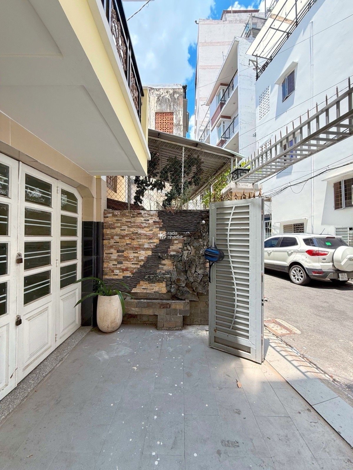 NHÀ NGAY SÂN BAY - THUẬN TIỆN DUY CHUYỂN - TIỆN ÍCH XUNG QUANH ĐẦY ĐỦ - SỔ RIÊNG HOÀN CÔNG