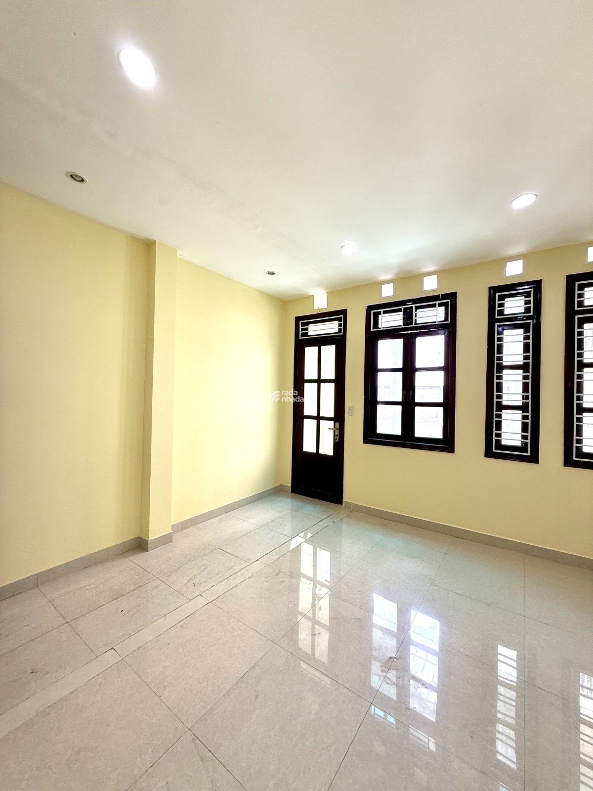 NHÀ NGAY SÂN BAY - THUẬN TIỆN DUY CHUYỂN - TIỆN ÍCH XUNG QUANH ĐẦY ĐỦ - SỔ RIÊNG HOÀN CÔNG