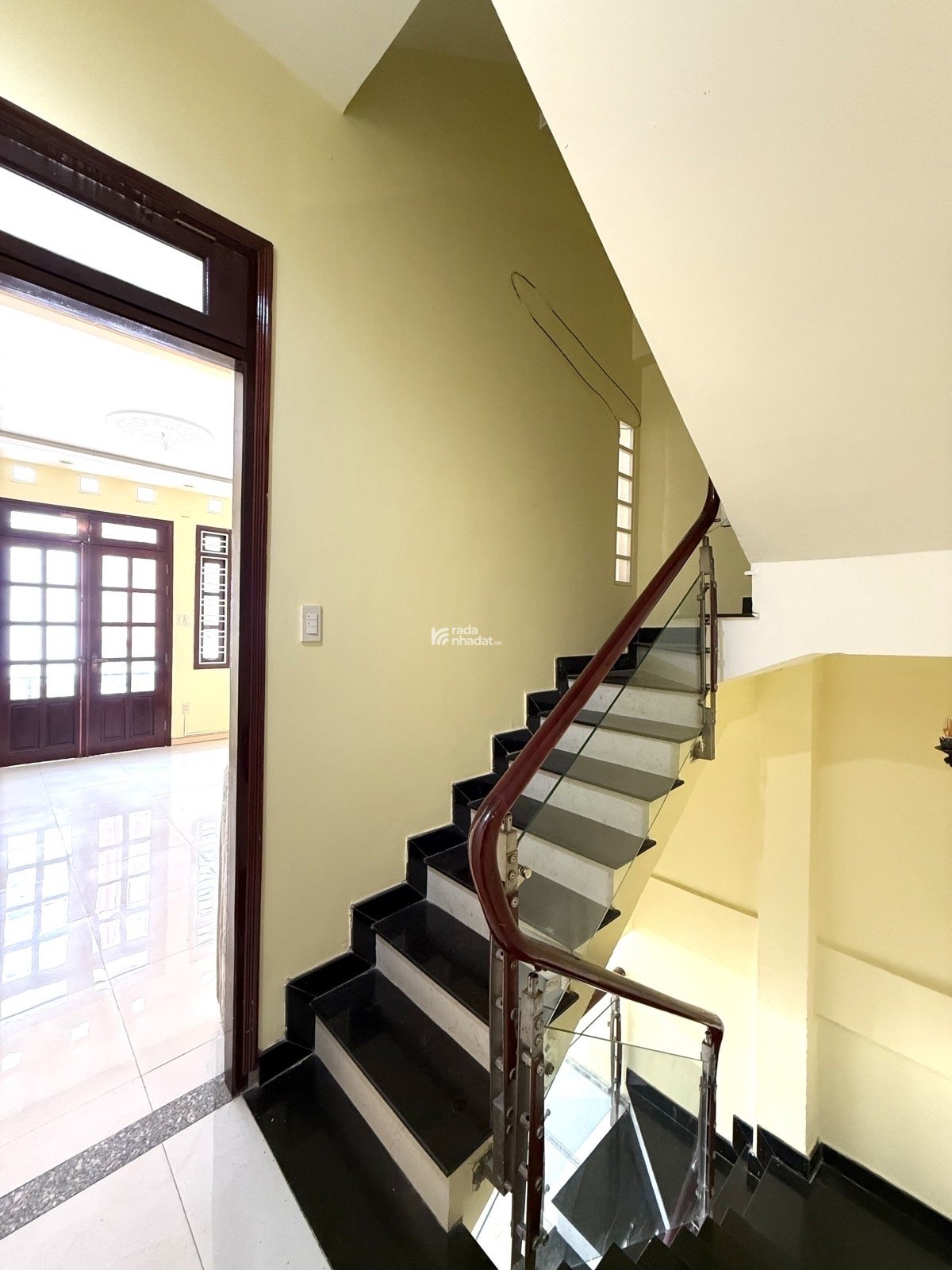 NHÀ NGAY SÂN BAY - THUẬN TIỆN DUY CHUYỂN - TIỆN ÍCH XUNG QUANH ĐẦY ĐỦ - SỔ RIÊNG HOÀN CÔNG