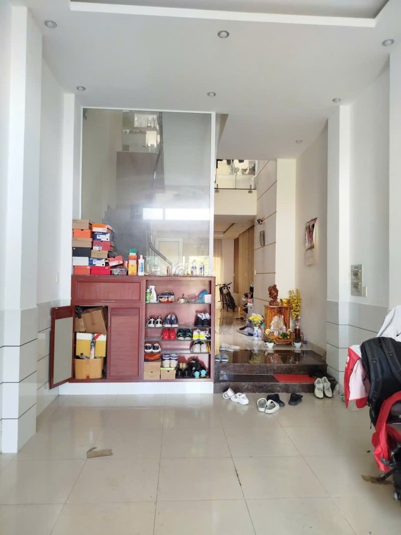 Bán nhà mặt tiền Tô Hiệu-ngang 4m-nhà mớinội thất xịn-kinh doanh sầm uất