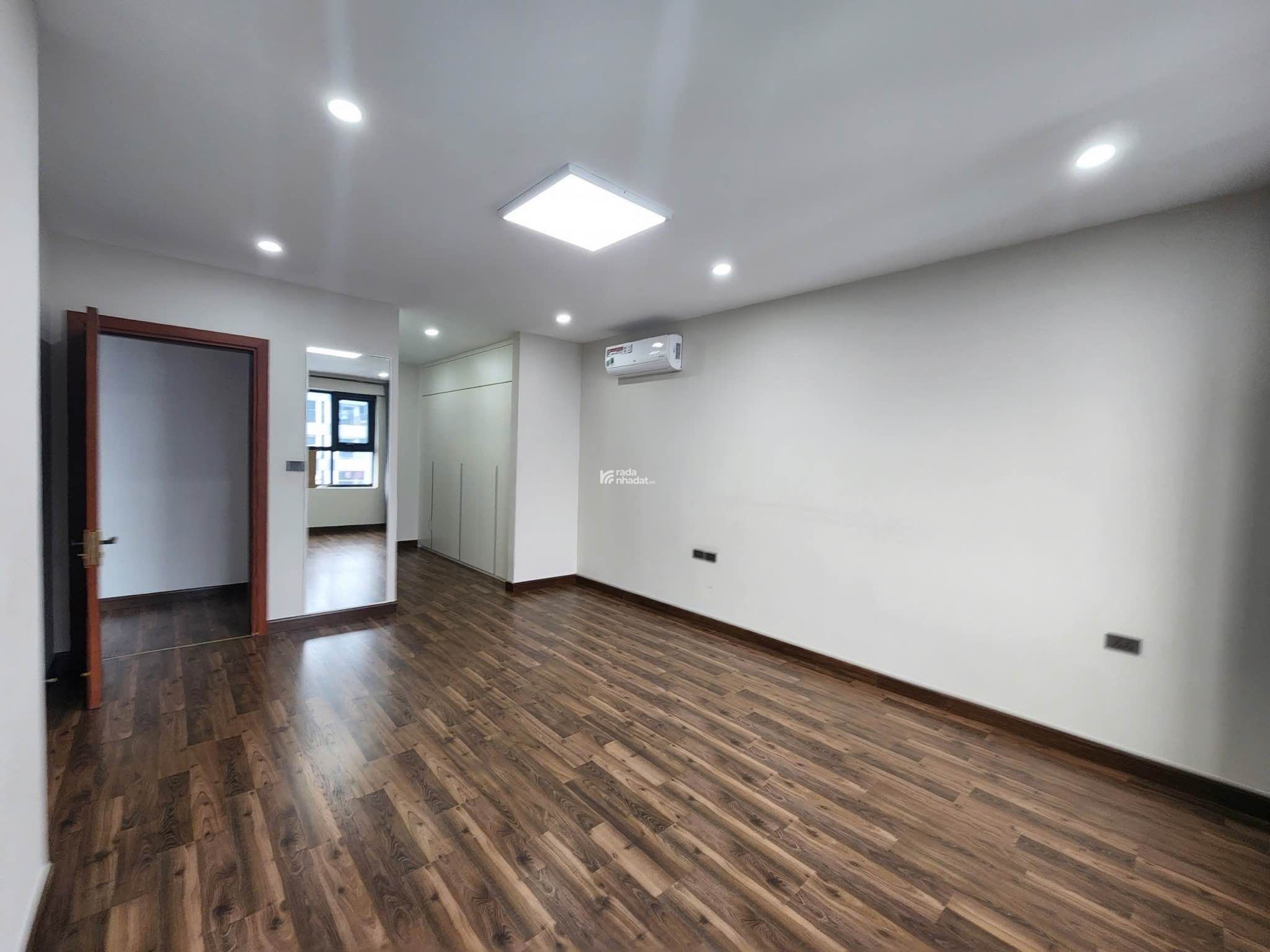 Bán căn hộ chung cư B4 Kim Liên 80m2 có 2PN - 2WC nhà đẹp có đầy đủ nội thất mới. Ban công Đông Nam