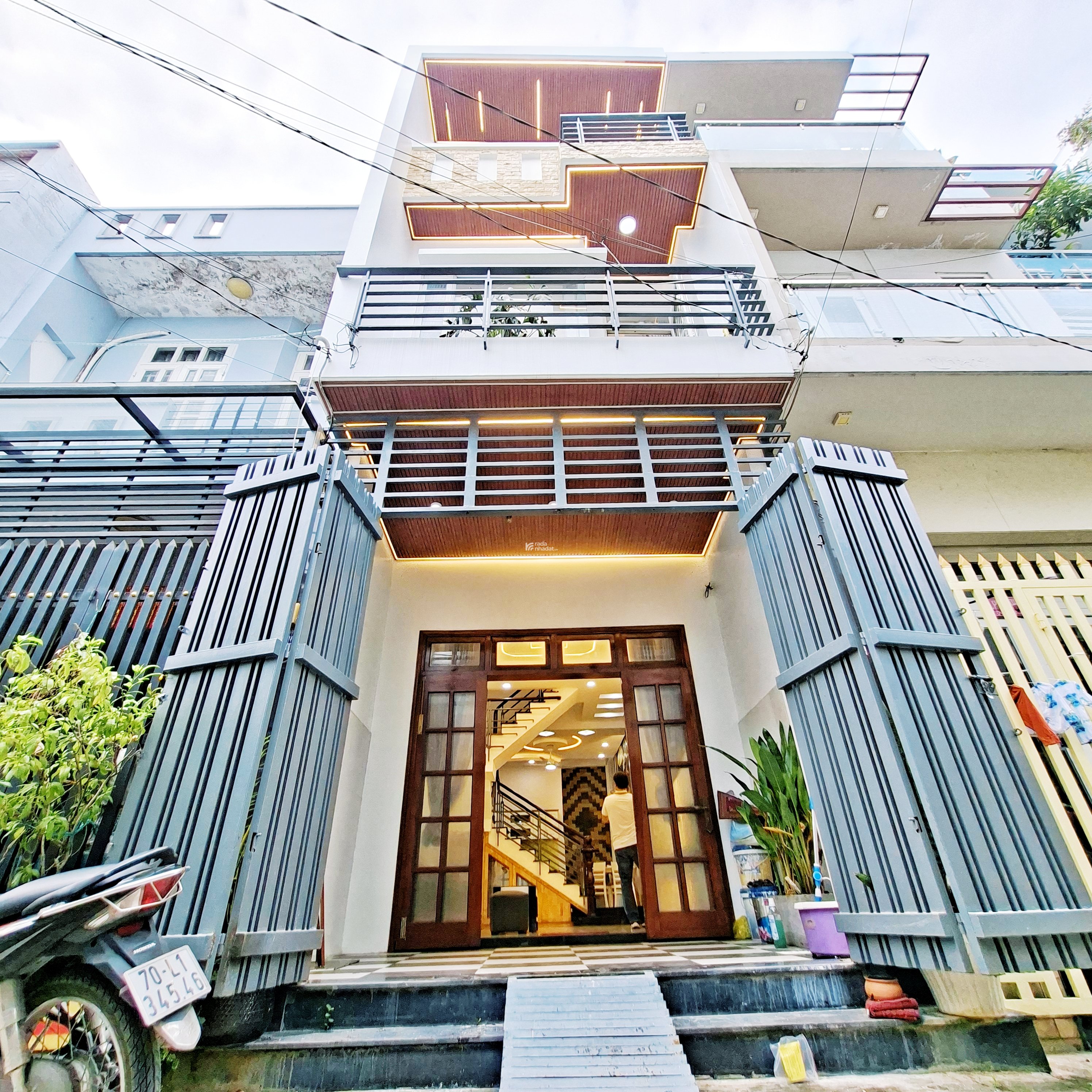 SÁT TÊN LỬA NHÀ 3 TẦNG  ,NGANG 4X14 ,HẺM XE HƠI VÀO NHÀ  ĐẾN TÂN PHÚ 10P