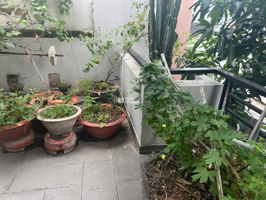 có 5PN, 5WC, 3 Phòng khách, gara xe hơi, phòng thờ,... khách mua về vào ở ngay.  