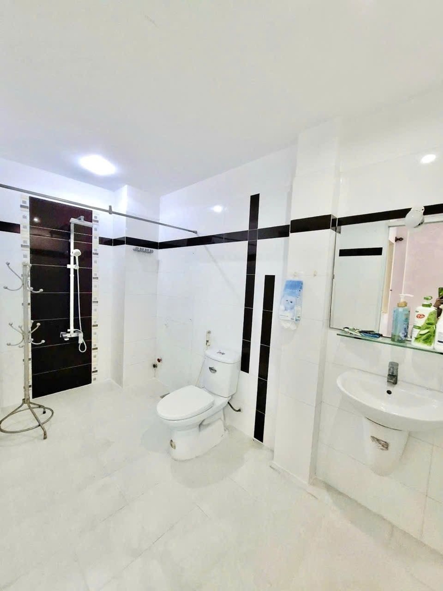 Hẻm 6m Hà Thị Đát, 90m2, 4x22, 5 tầng, 5PN, lắp được thang máy, Chỉ 9.6 tỷ TL