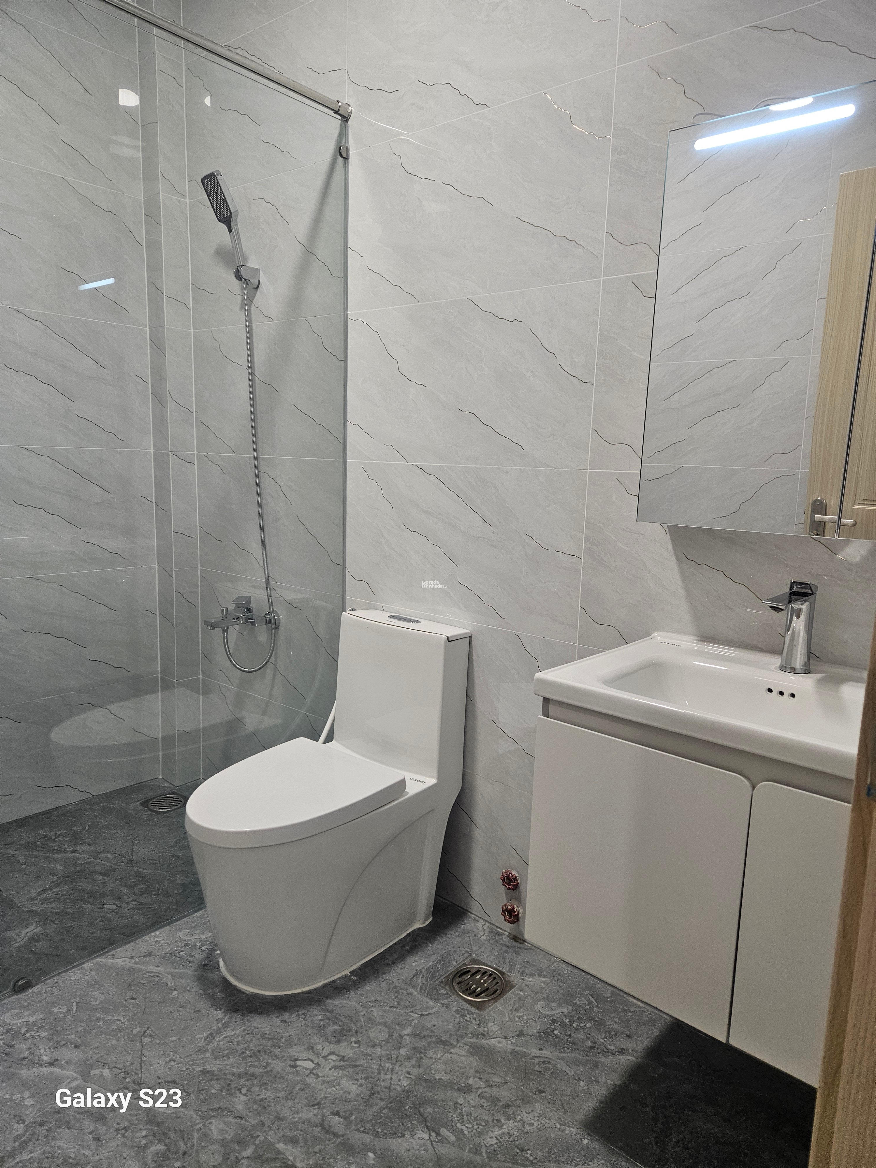 Phòng DV Vip . Gần ngay RMIT. View đẹp