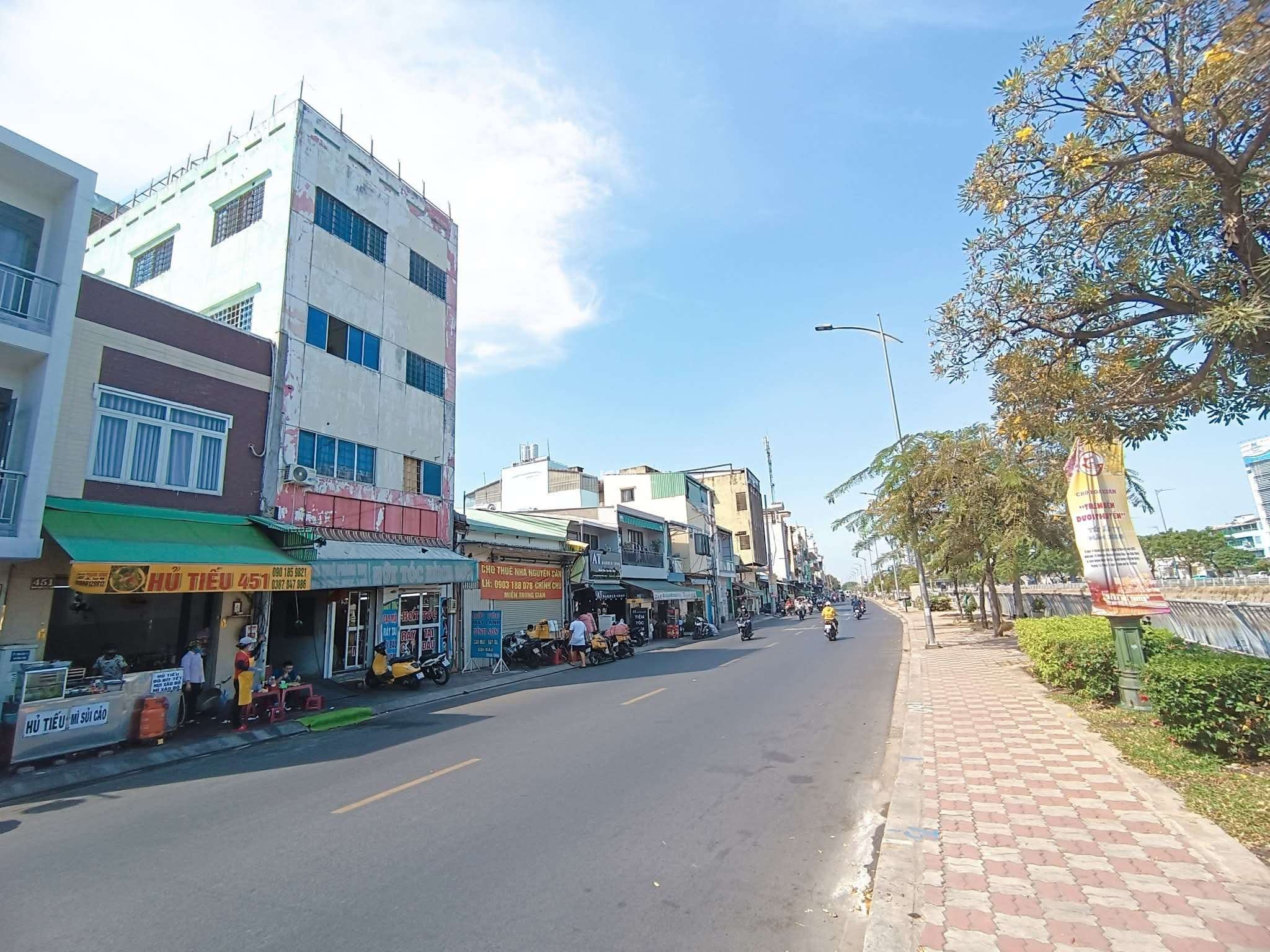 Nhà đẹp giá rẻ 4 tầng, 68m2, gần Đại lộ Võ Văn Kiệt, Tùng Thiện Vương, Bình Đông ,SHR, nhỉnh 5 tỷ