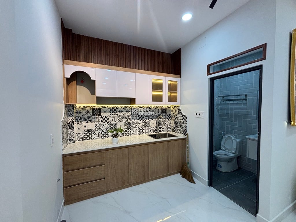 NHÀ MỚI ĐẸP - TRUNG TÂM Q.11 - NGAY ĐẦM SEN - 2PN - XÁCH VALI VÔ Ở