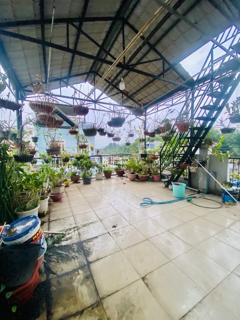 Mô tả:- Nhà 3 tầng có mái bê tông.- ngang 5 siêu hiếm.- Hiện có 3PN 3 Wc.- pháp lý chuẩn hoàn công 