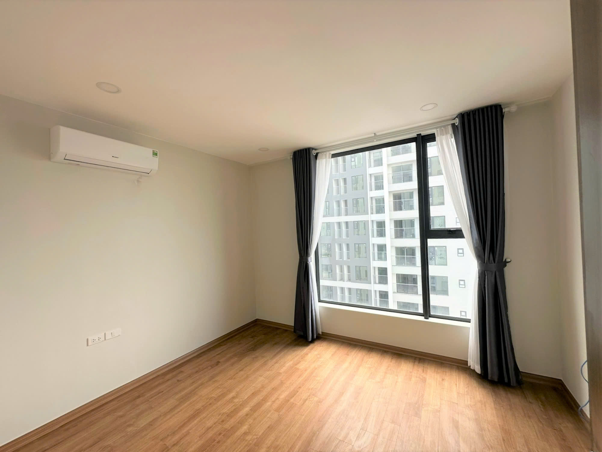 Bán căn Rose Town 79 Ngọc Hồi 93m 3 ngủ 2wc đồ cư bản giá bán 6.1 ty 