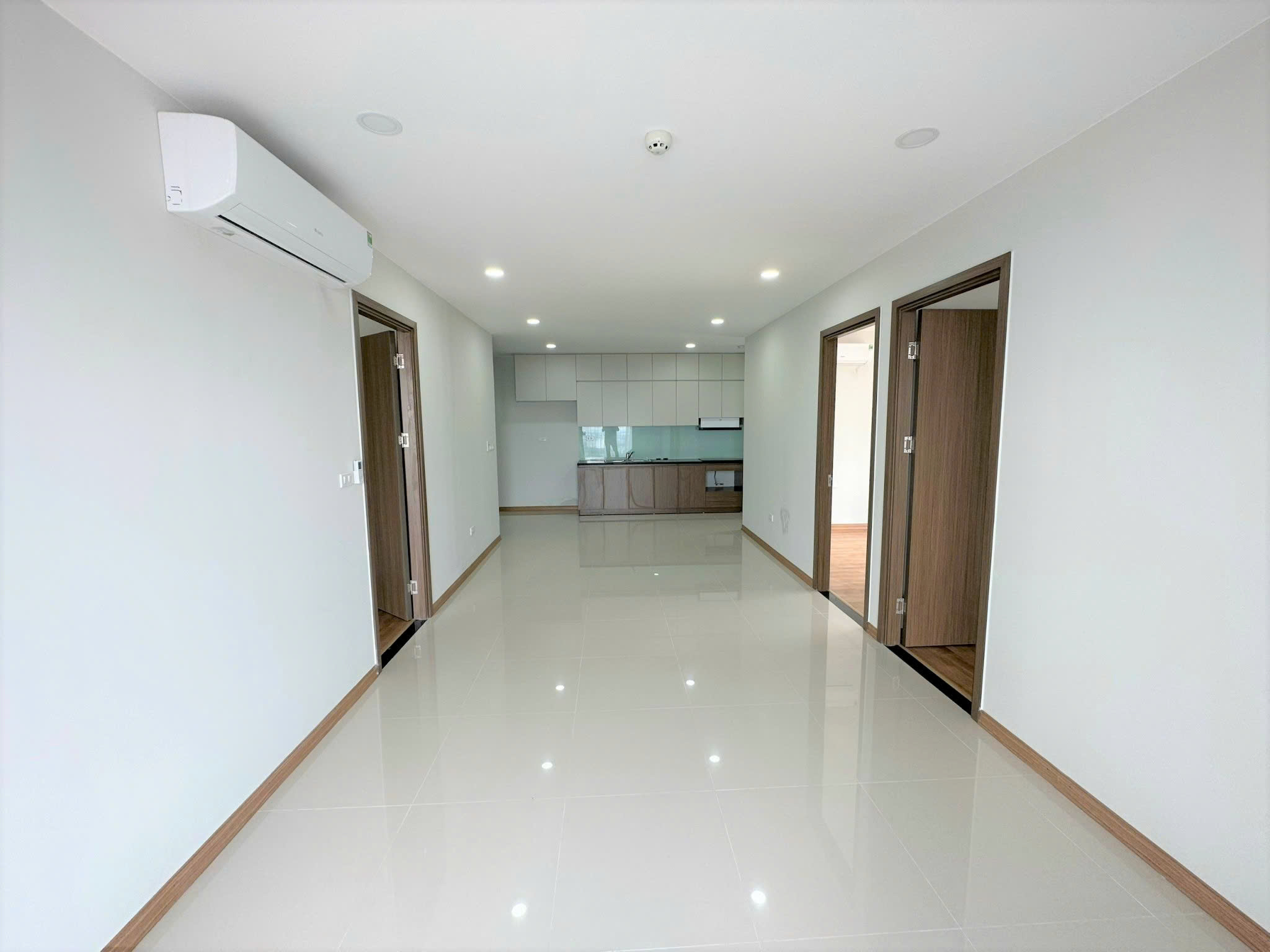 Bán căn Rose Town 79 Ngọc Hồi 93m 3 ngủ 2wc đồ cư bản giá bán 6.1 ty 