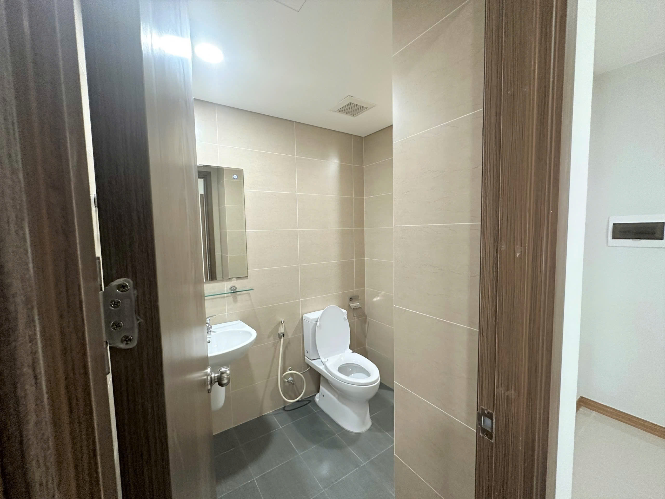 Bán căn Rose Town 79 Ngọc Hồi 93m 3 ngủ 2wc đồ cư bản giá bán 6.1 ty 