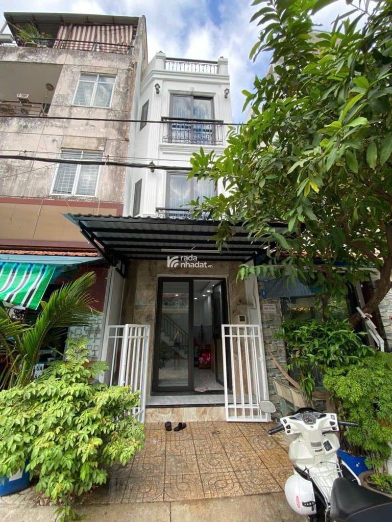 Gồm 2PN, 3WC, Sân thượng, nhà còn mới để ở liền  Hiện trạng: đang cho thuê 13 triệu/ tháng