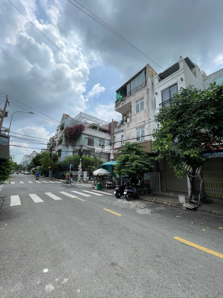 Gồm 2PN, 3WC, Sân thượng, nhà còn mới để ở liền  Hiện trạng: đang cho thuê 13 triệu/ tháng