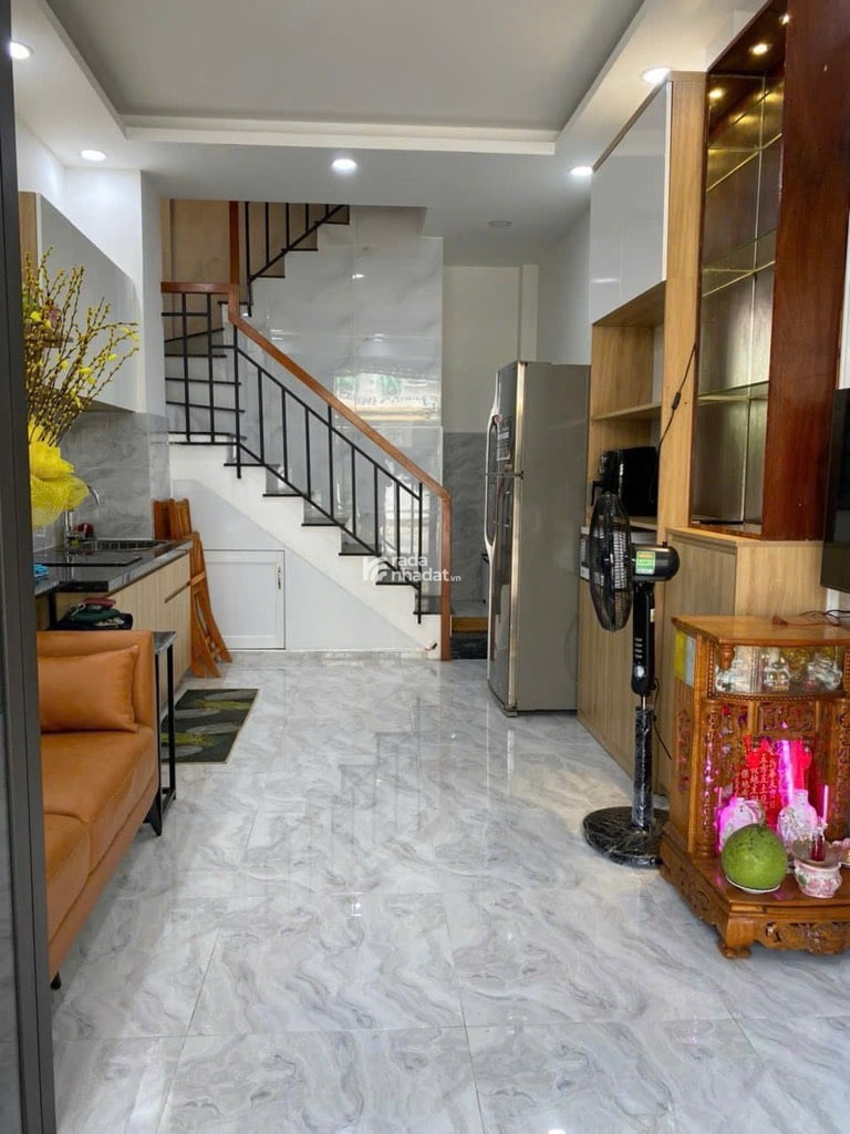Gồm 2PN, 3WC, Sân thượng, nhà còn mới để ở liền  Hiện trạng: đang cho thuê 13 triệu/ tháng