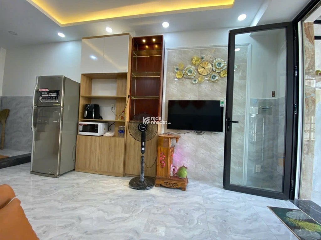 Gồm 2PN, 3WC, Sân thượng, nhà còn mới để ở liền  Hiện trạng: đang cho thuê 13 triệu/ tháng