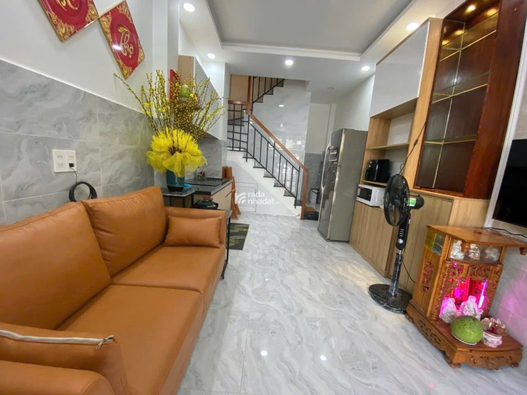 Gồm 2PN, 3WC, Sân thượng, nhà còn mới để ở liền  Hiện trạng: đang cho thuê 13 triệu/ tháng
