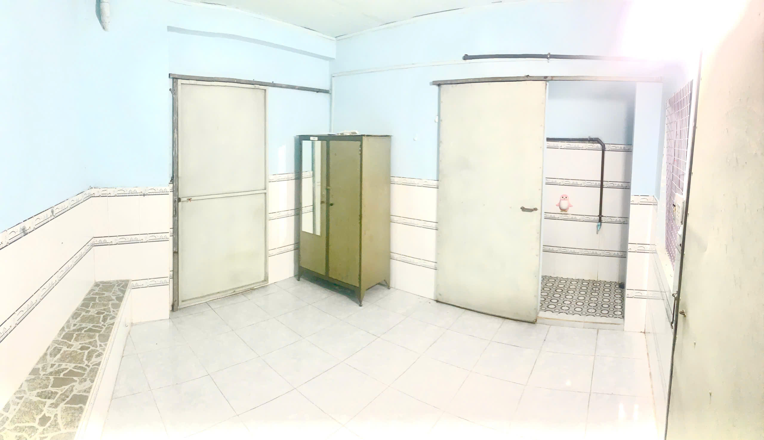Còn phòng cho thuê giá rẻ, nvs riêng bên trong phòng giáp Q10 và QTB