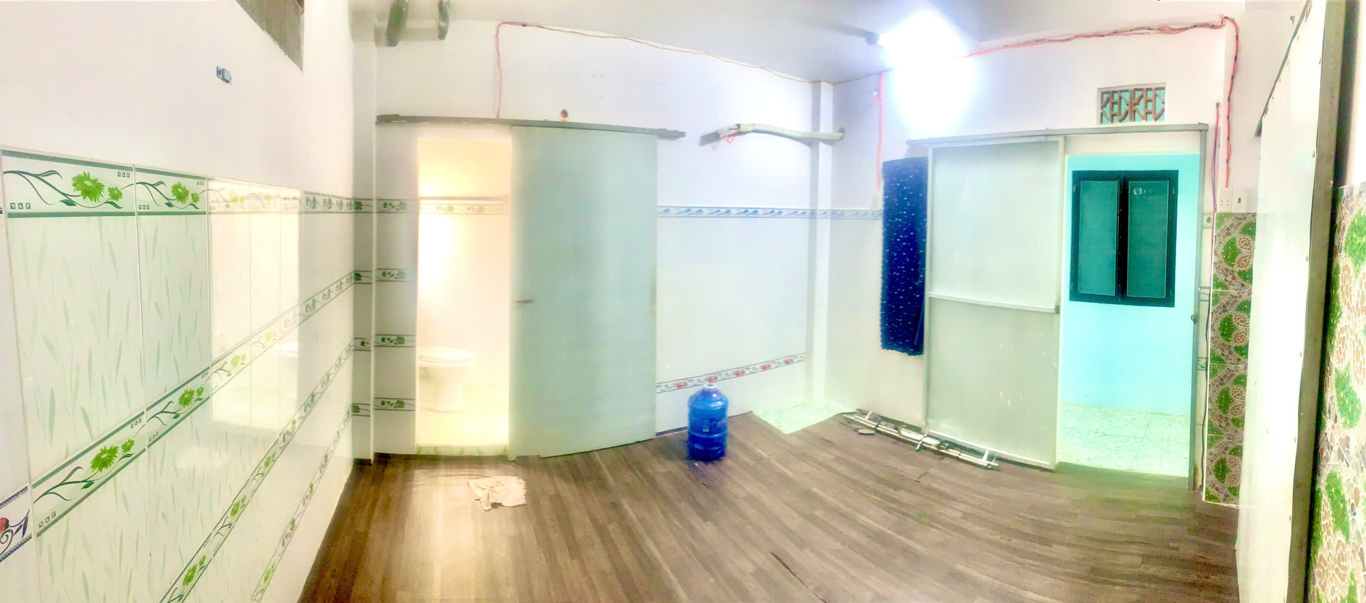 Còn phòng cho thuê giá rẻ, nvs riêng bên trong phòng giáp Q10 và QTB