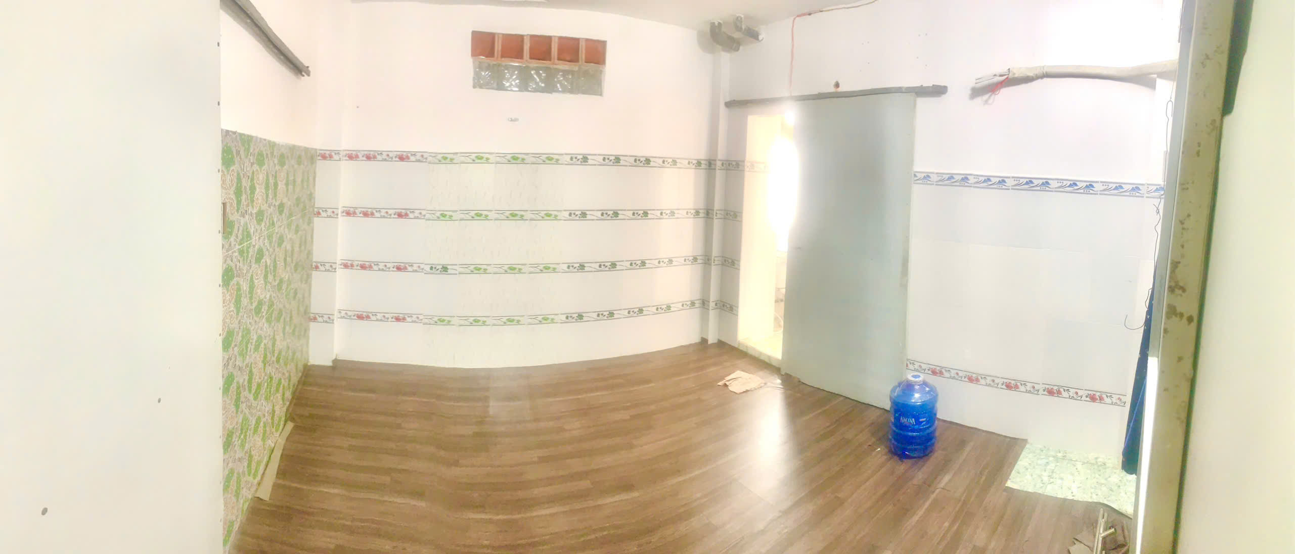 Còn phòng cho thuê giá rẻ, nvs riêng bên trong phòng giáp Q10 và QTB