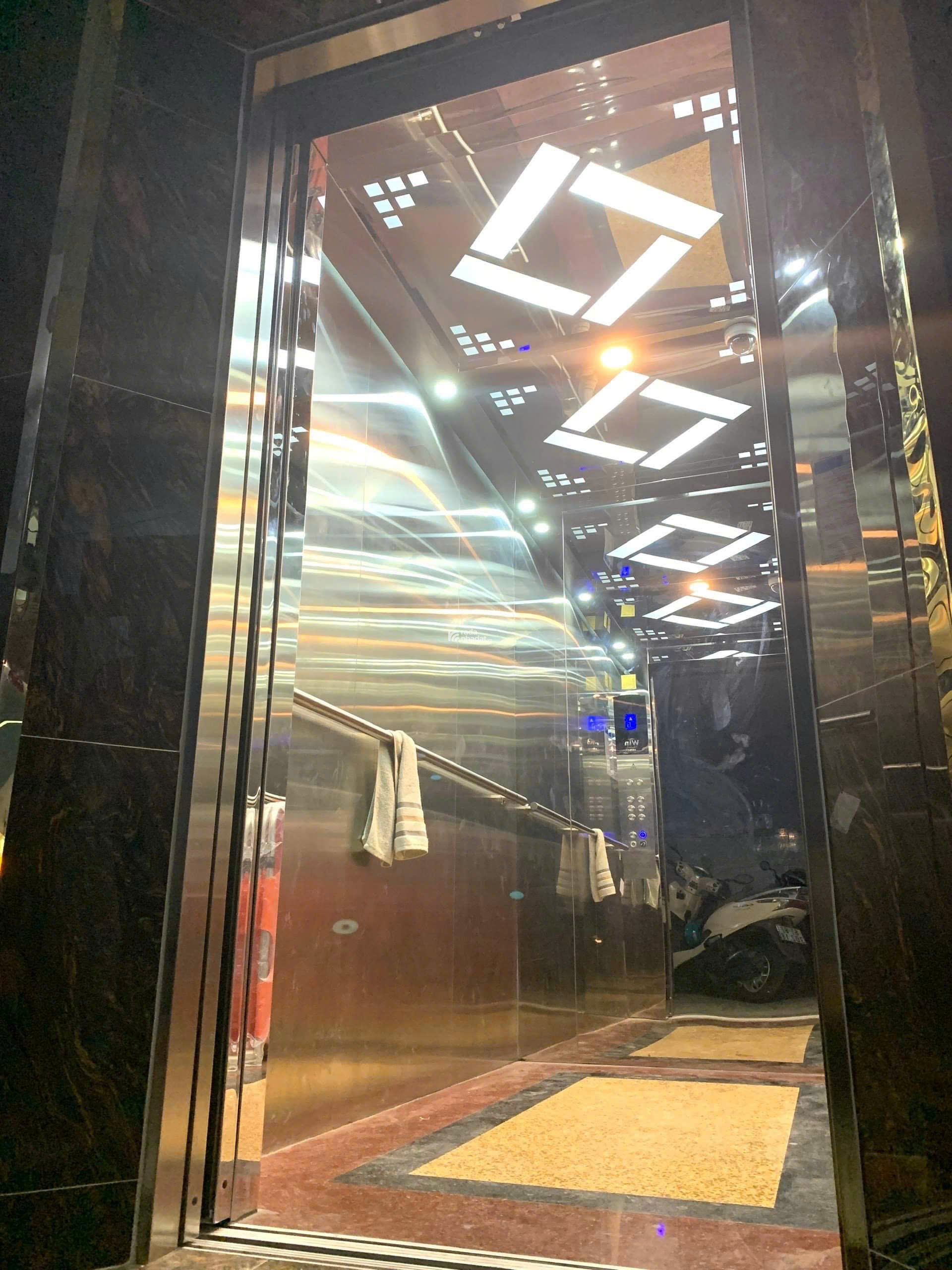 Đến xem phòng máy lạnh, có thang máy. Giá phòng dao động từ 2tr2 -3tr3