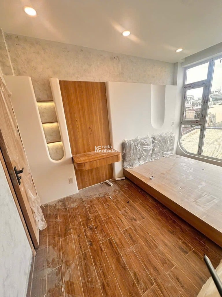 NGAY SÂN BAY, MTKD TRƯỜNG SA, PHÚ NHUẬN, 5 TẦNG CÓ NỘI THẤT CC Ở NGAY. GIẢM 350TR CHỈ CÒN 7.4T TL 