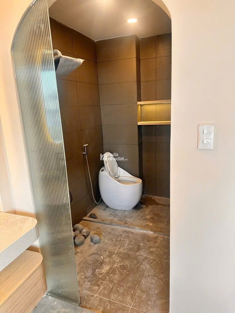 NGAY SÂN BAY, MTKD TRƯỜNG SA, PHÚ NHUẬN, 5 TẦNG CÓ NỘI THẤT CC Ở NGAY. GIẢM 350TR CHỈ CÒN 7.4T TL 