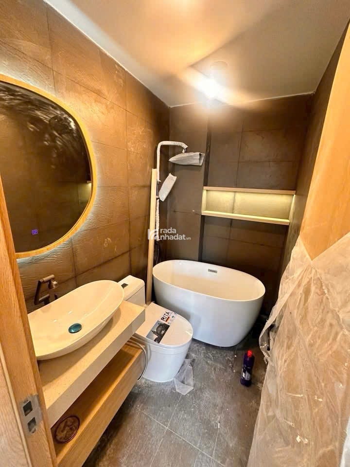 NGAY SÂN BAY, MTKD TRƯỜNG SA, PHÚ NHUẬN, 5 TẦNG CÓ NỘI THẤT CC Ở NGAY. GIẢM 350TR CHỈ CÒN 7.4T TL 