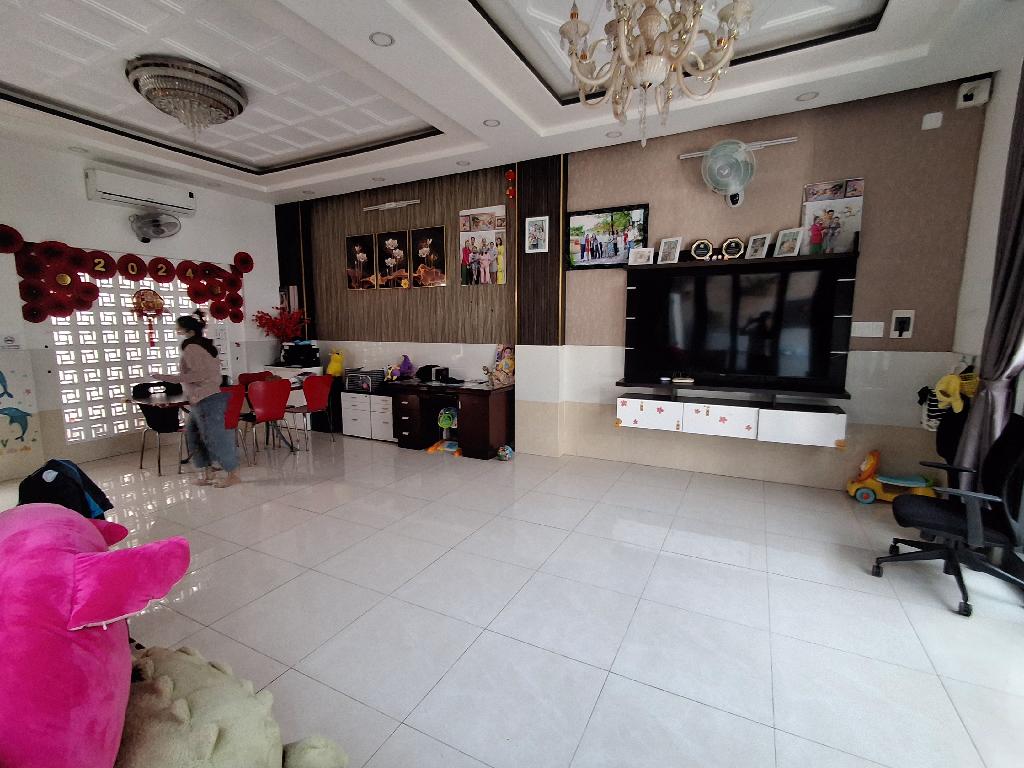 NHÀ ĐẸP NHÀ BÈ GIÁ DƯỚI 6 TỶ - NGANG TRÊN 8M - 4 PHÒNG NGỦ - Ô TÔ VÀO NHÀ