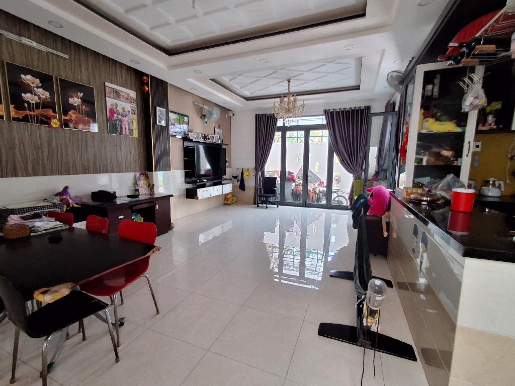NHÀ ĐẸP NHÀ BÈ GIÁ DƯỚI 6 TỶ - NGANG TRÊN 8M - 4 PHÒNG NGỦ - Ô TÔ VÀO NHÀ