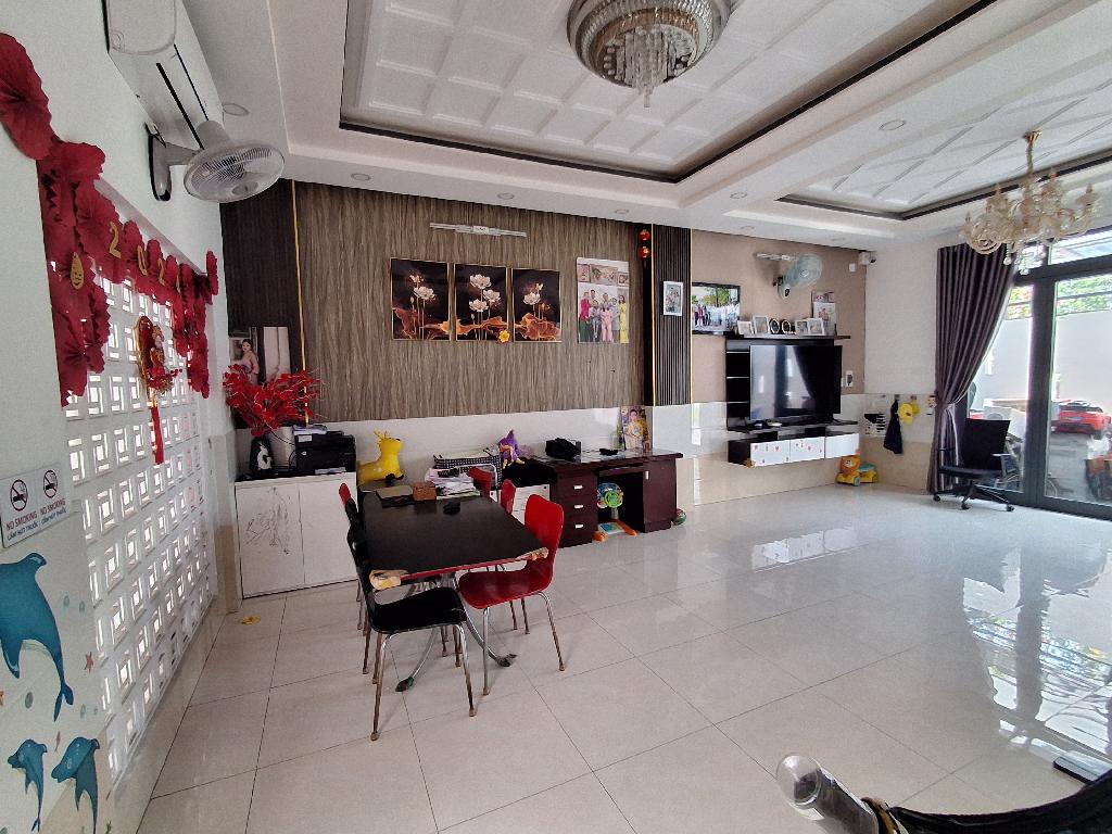 NHÀ ĐẸP NHÀ BÈ GIÁ DƯỚI 6 TỶ - NGANG TRÊN 8M - 4 PHÒNG NGỦ - Ô TÔ VÀO NHÀ