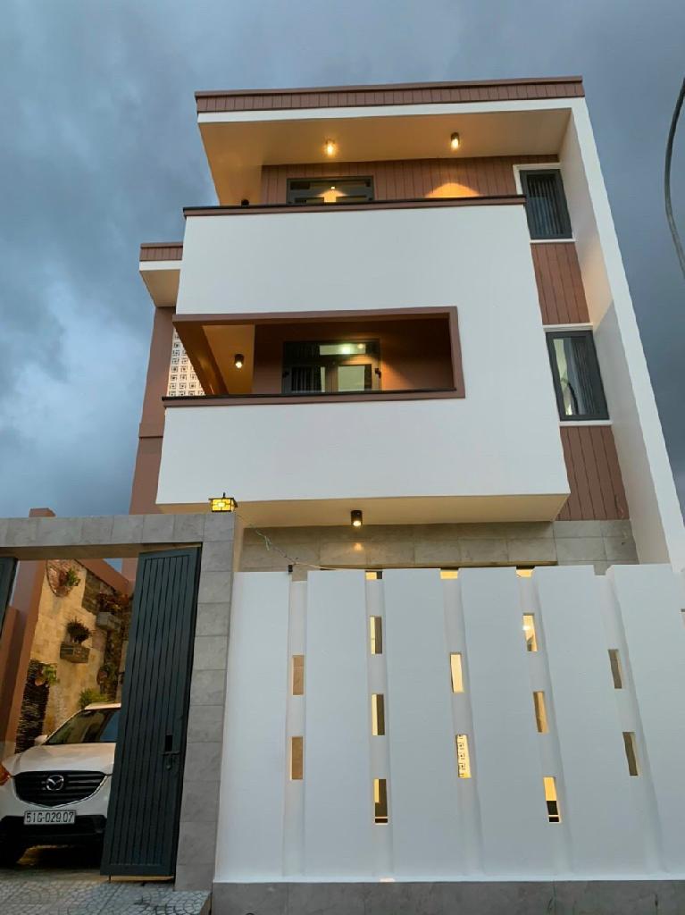 NHÀ ĐẸP NHÀ BÈ GIÁ DƯỚI 6 TỶ - NGANG TRÊN 8M - 4 PHÒNG NGỦ - Ô TÔ VÀO NHÀ