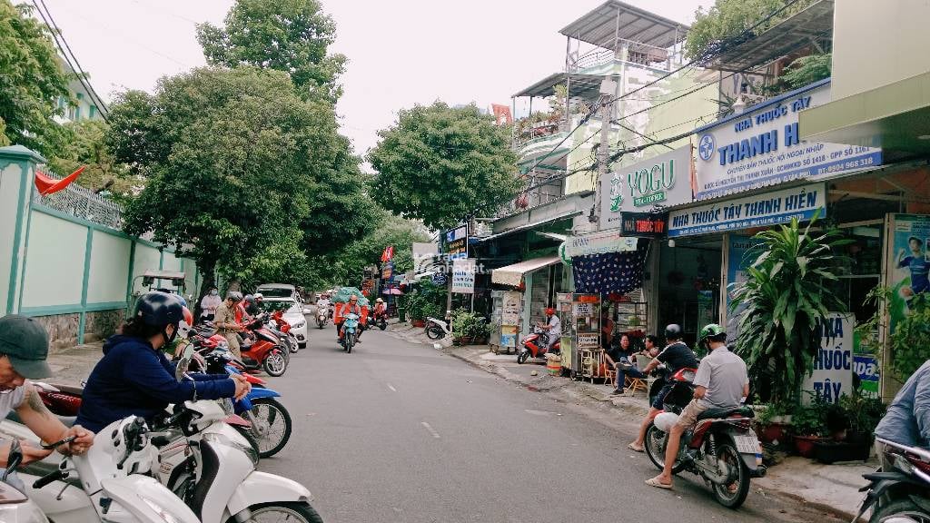 GẦN CHỢ VẢI, HẺM XE HƠI LÊ VĂN PHAN, TÂN PHÚ, 5.5M NGANG HIẾM CÓ. GIẢM 550TR CHỈ 3.5T TỐT