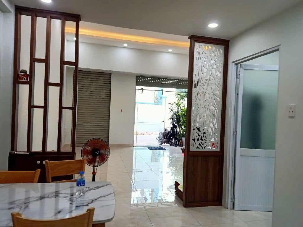 GẦN CHỢ VẢI, HẺM XE HƠI LÊ VĂN PHAN, TÂN PHÚ, 5.5M NGANG HIẾM CÓ. GIẢM 550TR CHỈ 3.5T TỐT