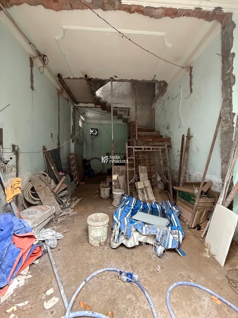 1 tret , 1 lầu. Gồm: 2 PN, 2 toilet- nhà đang sửa, sắp hoàn thiện vị trí: thuận tiện di chuyển qua 