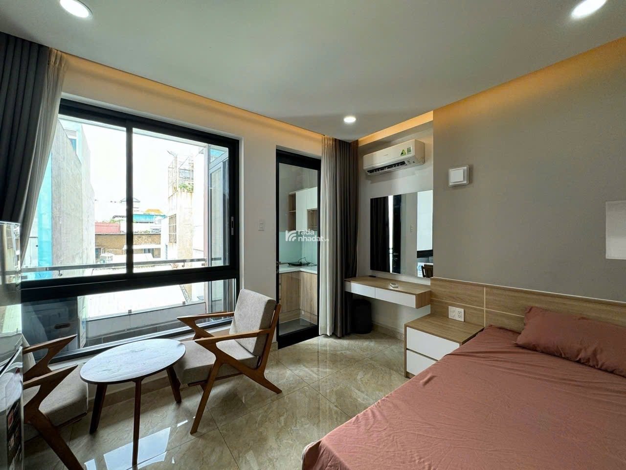 CĂN HỘ BAN CÔNG TÁCH BẾP FULL NỘI THẤT NGAY TRUNG TÂM QUẬN 5