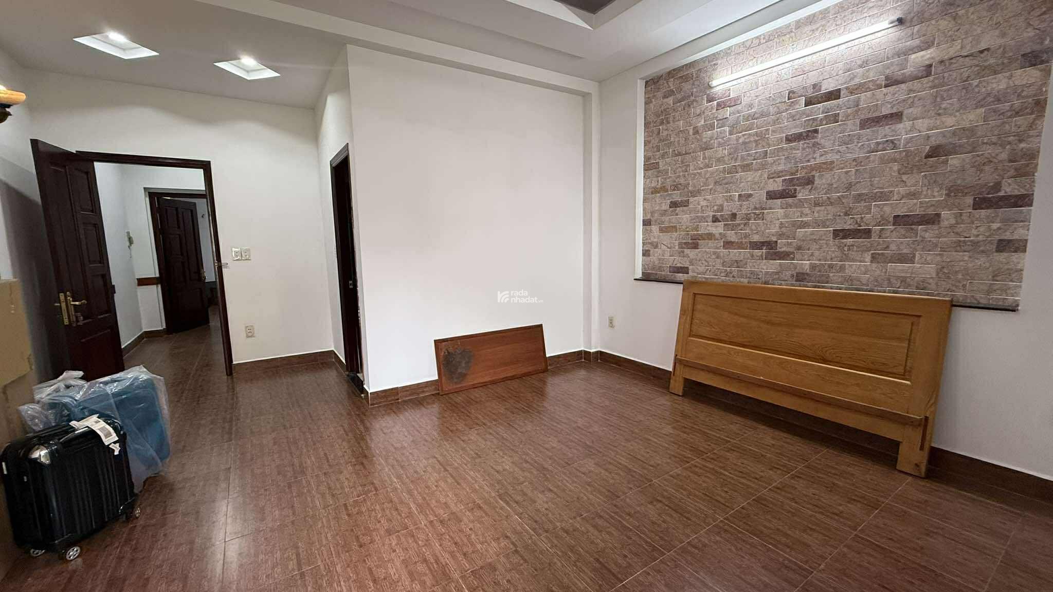 NHÀ 5 TẦNG HẦM Ô TÔ - KHU PHÂN LÔ VIP GẦN BV 175 - 6PN FULL NỘI THẤT