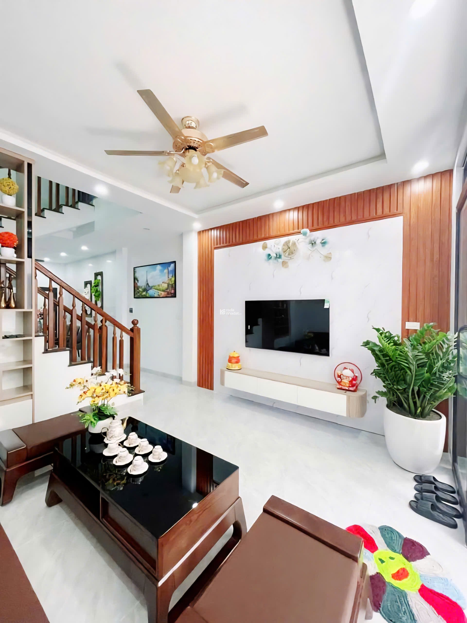 Bán nhà Hoàng Hoa Thám ngõ ô tô thông, gần phố, 44m2 x 5 tầng hơn 14 tỷ