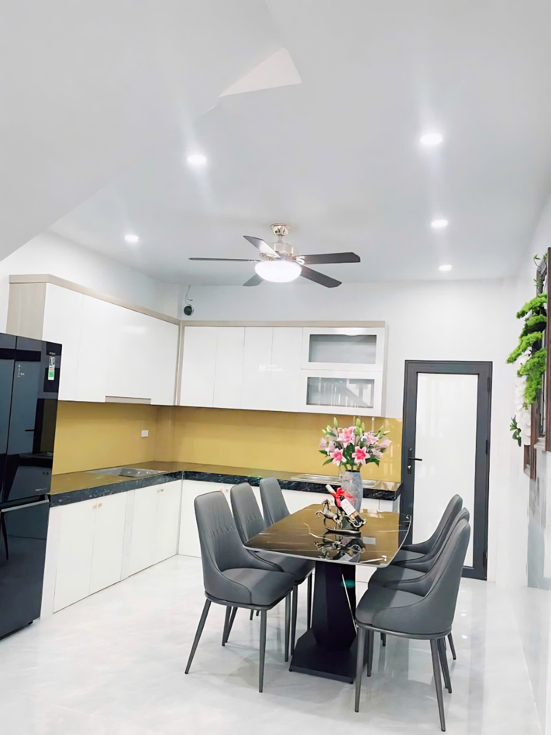 Bán nhà Hoàng Hoa Thám ngõ ô tô thông, gần phố, 44m2 x 5 tầng hơn 14 tỷ