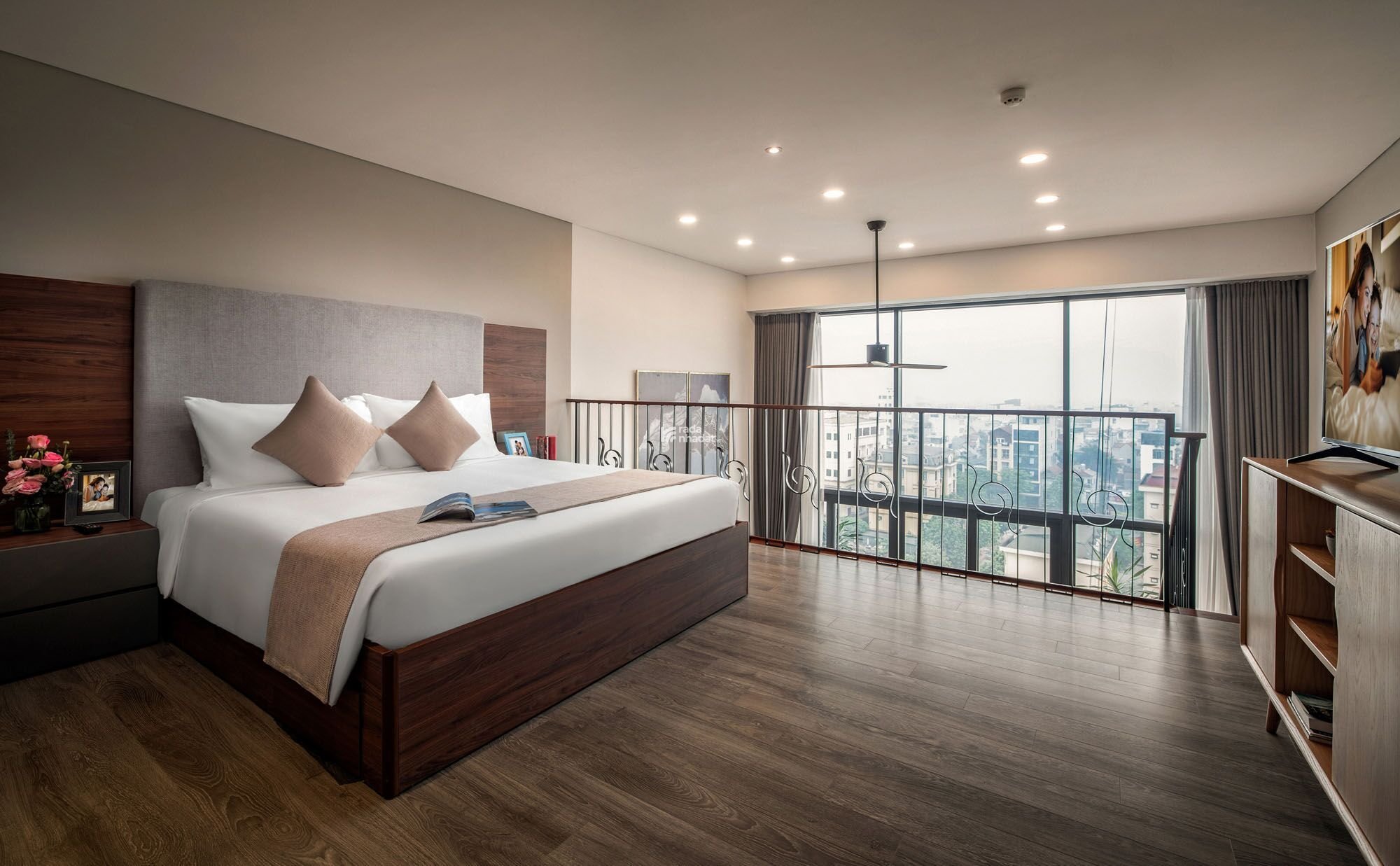 Mình cho thuê gấp căn 76 - 92 tại PentStudio Tây Hồ full nội thất đẹp, view hồ. LH 0936 410 ***