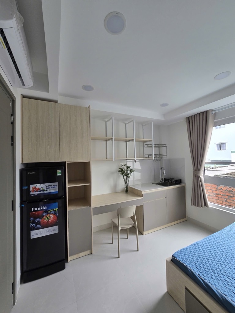 12 căn hộ full nội thất cao cấp: giường, tủ, máy lạnh, bếp, bàn làm việc...
