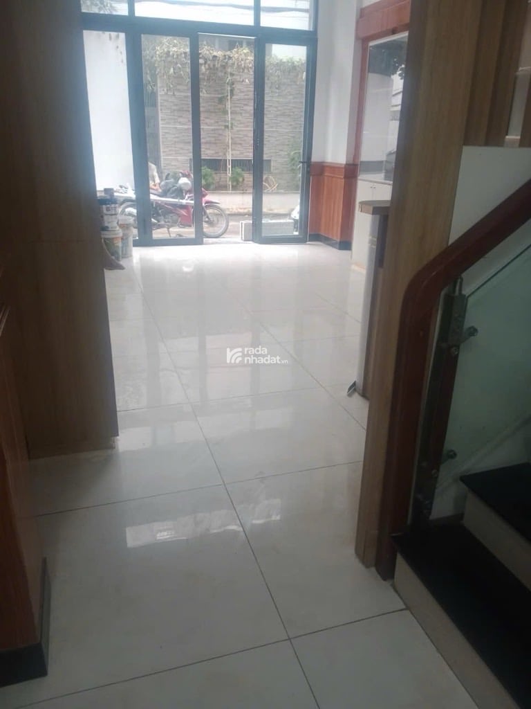 Nhà 5 PN , 4 wc , trệt là phòng khách và bếp Hiện đang cho thuê nguyên căn 15 tr