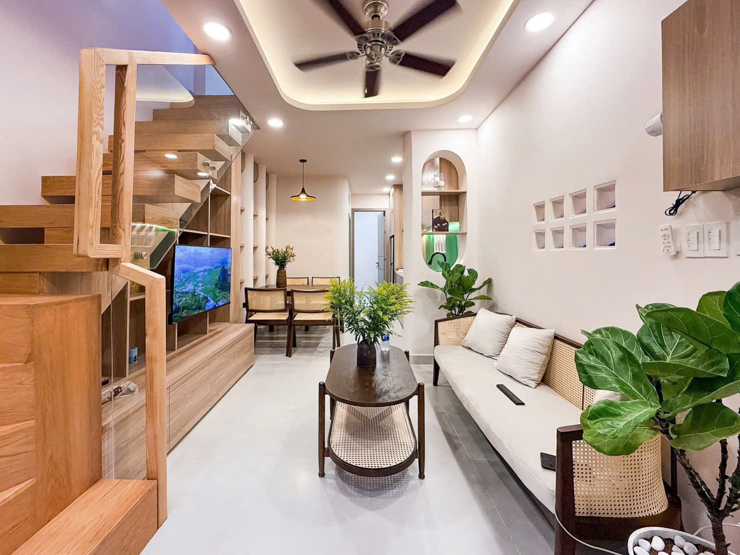 Nhà đẹp full nội thất cao cấp ngay Tầm Vu, Bình Thạnh, 40m2 gần công viên bến xe SHR giá 2 tỷ 680TL