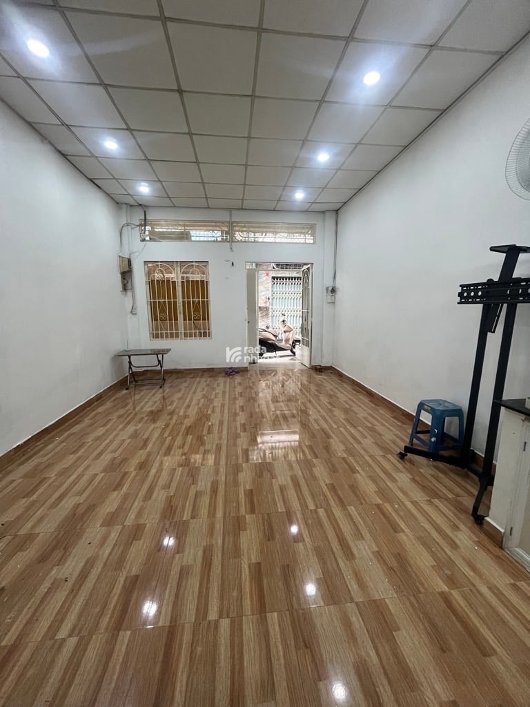 Mô tả: Quy mô nhà có 1tầng,lững.Nhà có phòng khách, 2 phòng ngủ, bếp, 1 wcHẻm trước nhà 3.5m rộng 