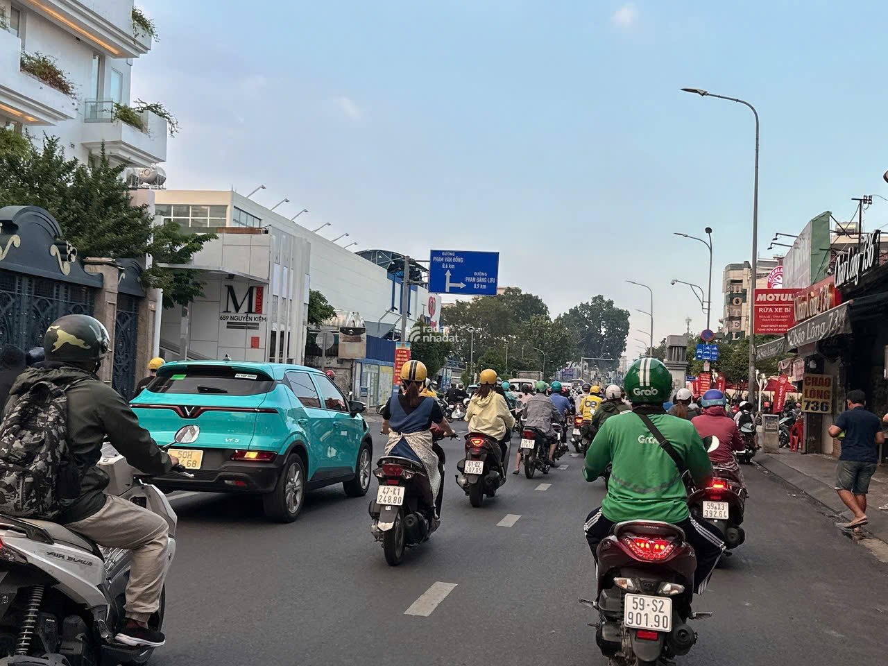 Bán nhà trọ 5 lầu có hầm sát sân bay HXH Phạm Văn Đồng 81m2 ngang 4.5m 10PN chỉ 12.5 tỷ  