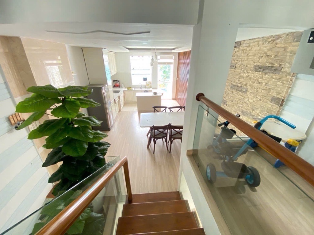 Mô tả:,- DT: Ngang 4m dài 14m-1 trệt 2Lầu Sân Thượng 3 PN 4WC-Nha 2 Mặt Tiền KD Sầm uất- Mặt Tiền Đ