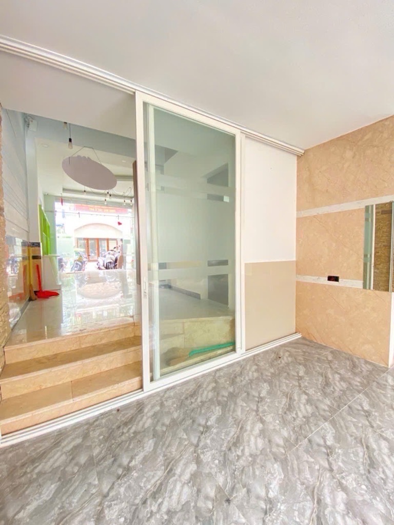 Mô tả:,- DT: Ngang 4m dài 14m-1 trệt 2Lầu Sân Thượng 3 PN 4WC-Nha 2 Mặt Tiền KD Sầm uất- Mặt Tiền Đ