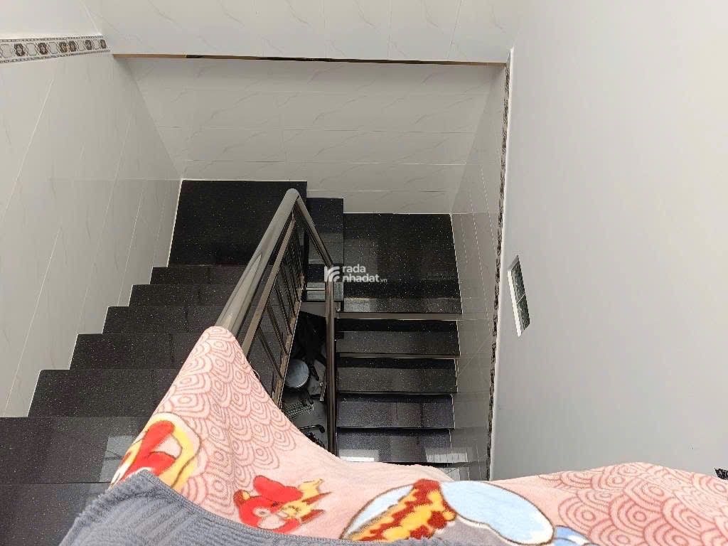 Bán nhà diện tích rộng 84m2 chỉ 6 tỷ nhỉnh ngang 4m dài 24m nhà 2 tầng 4 phòng