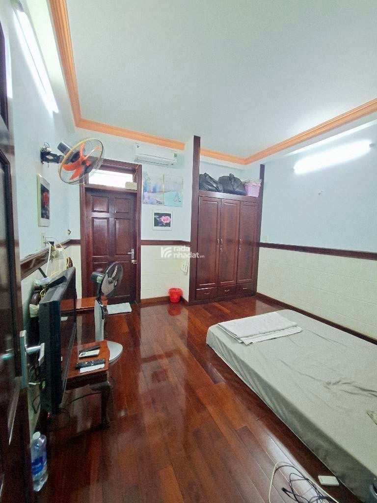 Kết cấu: Số tầng: 4 (gồm 1 trệt, 2 lầu, ban công, sân thượng,...) đúc BTCT chắc chắn, PK, Bếp, Phòng 