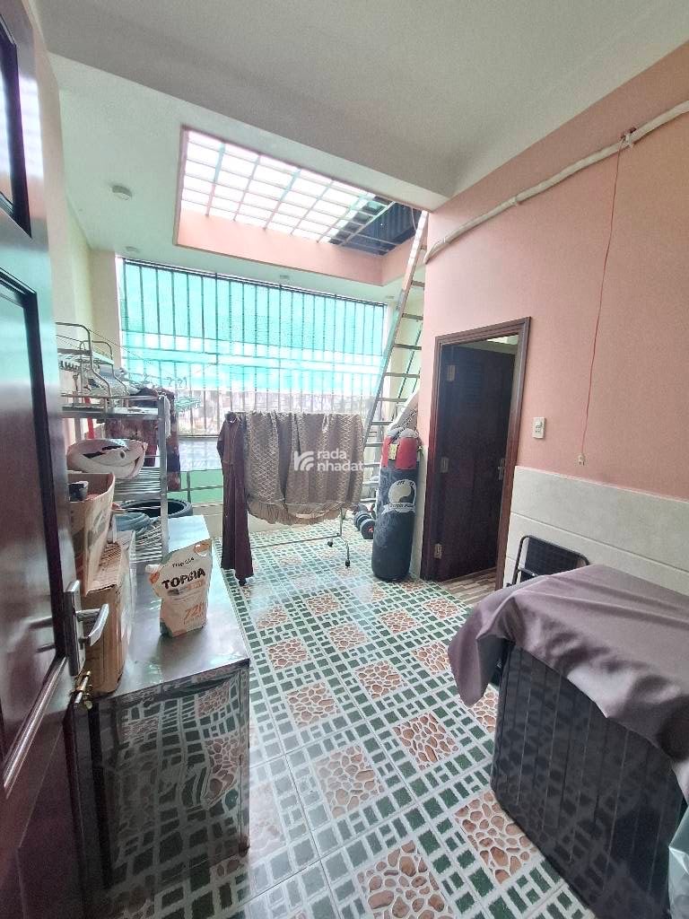 Kết cấu: Số tầng: 4 (gồm 1 trệt, 2 lầu, ban công, sân thượng,...) đúc BTCT chắc chắn, PK, Bếp, Phòng 